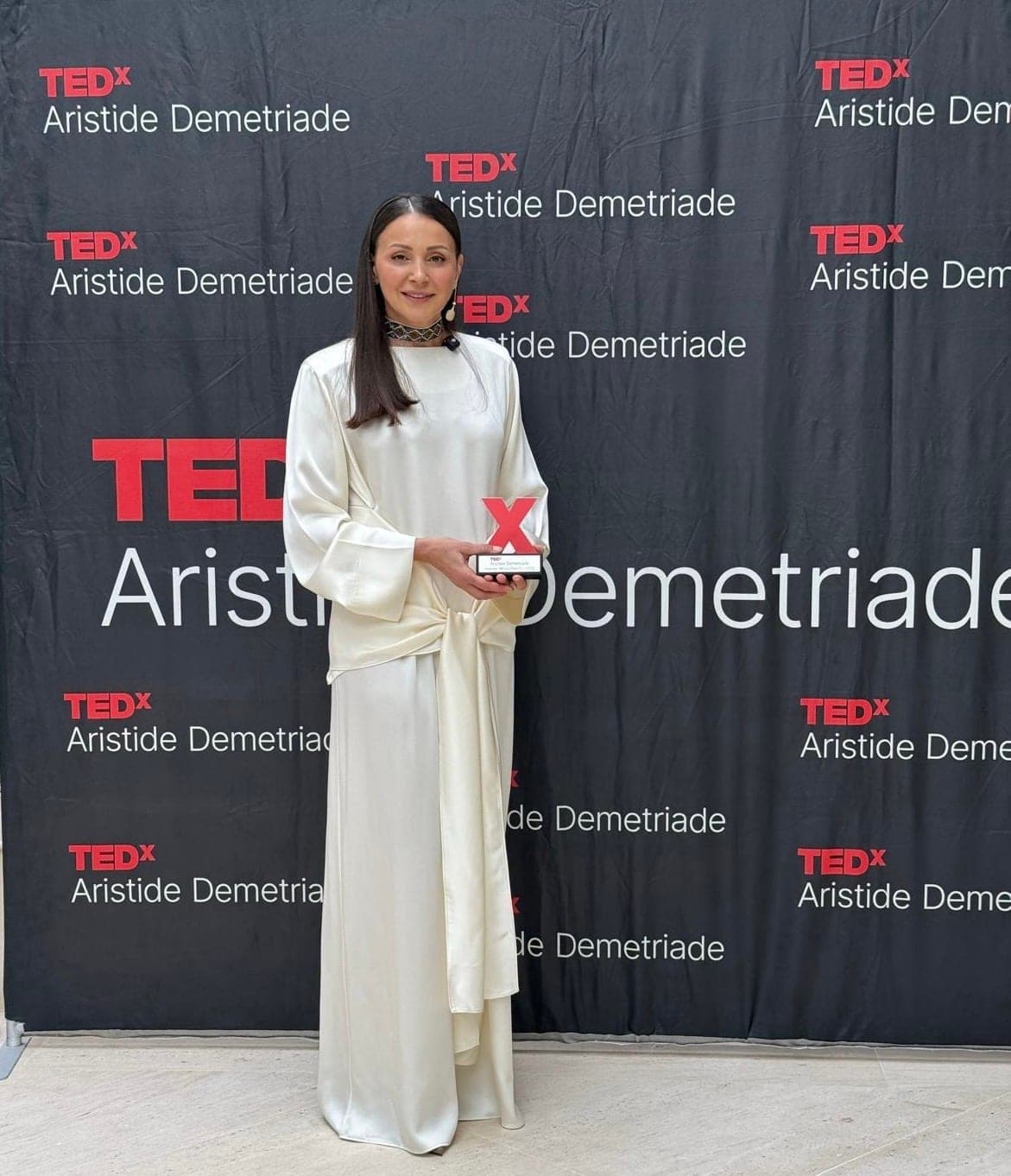 Lavinia Bratu cu trofeul TEDx Aristide Demetriade